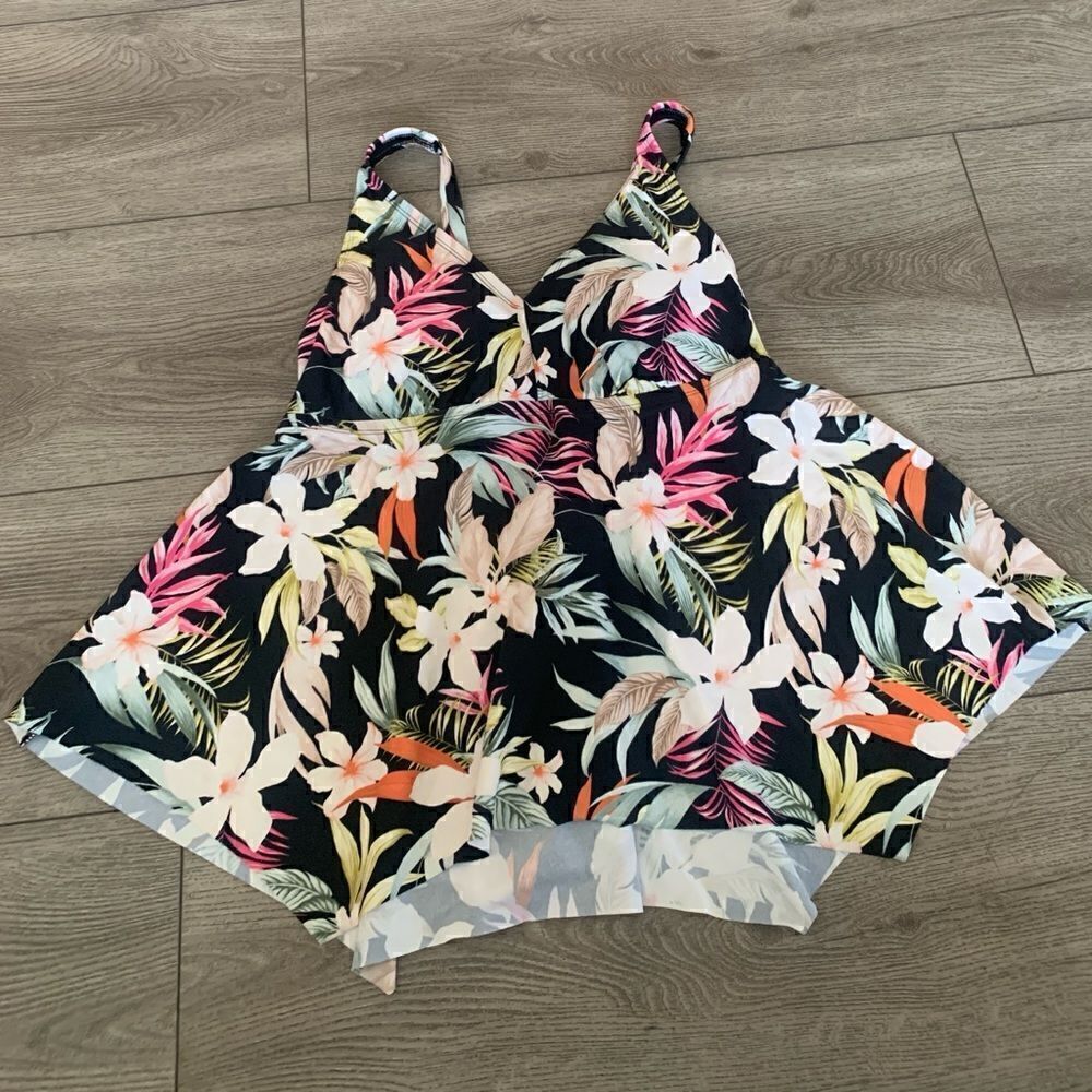 Kona sol woman’s very beautiful floral bikini top
